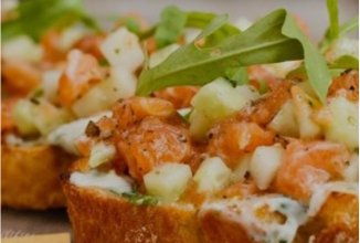 Брускетта с лососем и сливочным сыром