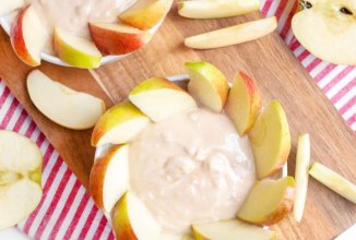 Яблоки с соусом из йогурта и арахисового масла