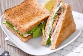 Сэндвич с помидорами и яичным салатом