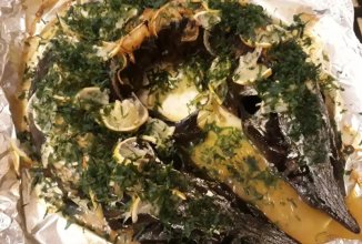 Запечённые осётр с лимоном и зеленью в духовке