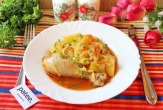 Курица с овощами тушеная в сковороде