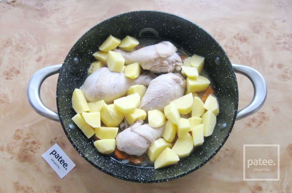 Курица с овощами тушеная в сковороде - Шаг 6