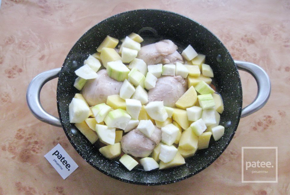 Курица с овощами тушеная в сковороде - Шаг 7