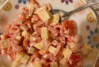 Салат из крабовых палочек, помидоров и сыра