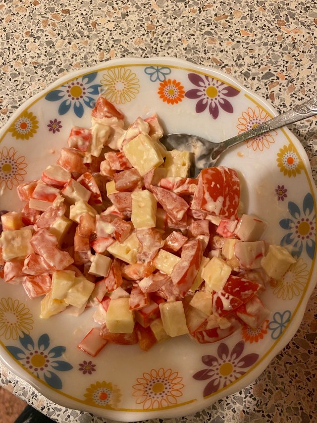Салат из крабовых палочек, помидоров и сыра