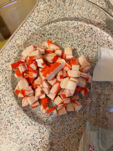 Салат из крабовых палочек, помидоров и сыра - Шаг 2
