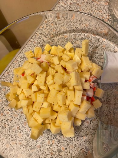 Салат из крабовых палочек, помидоров и сыра - Шаг 3