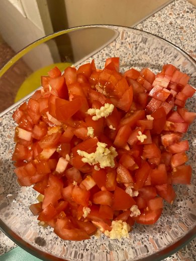 Салат из крабовых палочек, помидоров и сыра - Шаг 5