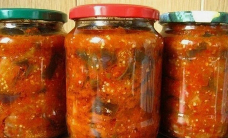 Баклажаны с огурцами рецепт. Баклажан фаршированный с морковью закатка в пластиковую банку. Салат из баклажанов на зиму без стерилизации. Баклажаны на зиму лучшие рецепты с огурцами. Салат из баклажанов и огурцов на зиму.