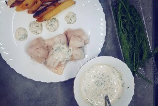 Отварной судак с чесночным соусом