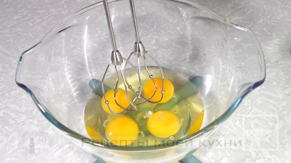 Бисквитный рулет с масляным кремом - Шаг 3