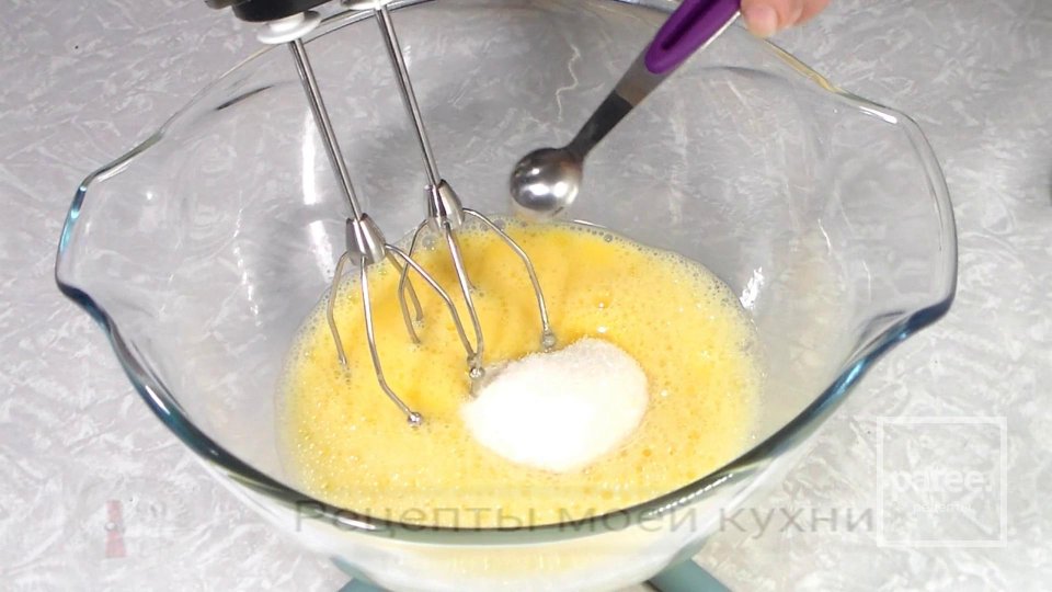 Бисквитный рулет с масляным кремом - Шаг 4