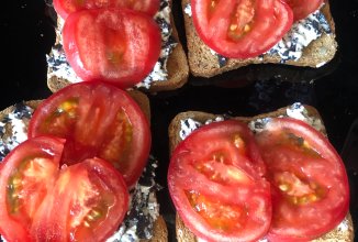 Тосты с сыром almette, базиликом и помидорами