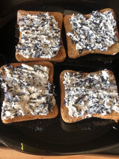 Тосты с сыром almette, базиликом и помидорами - Шаг 1