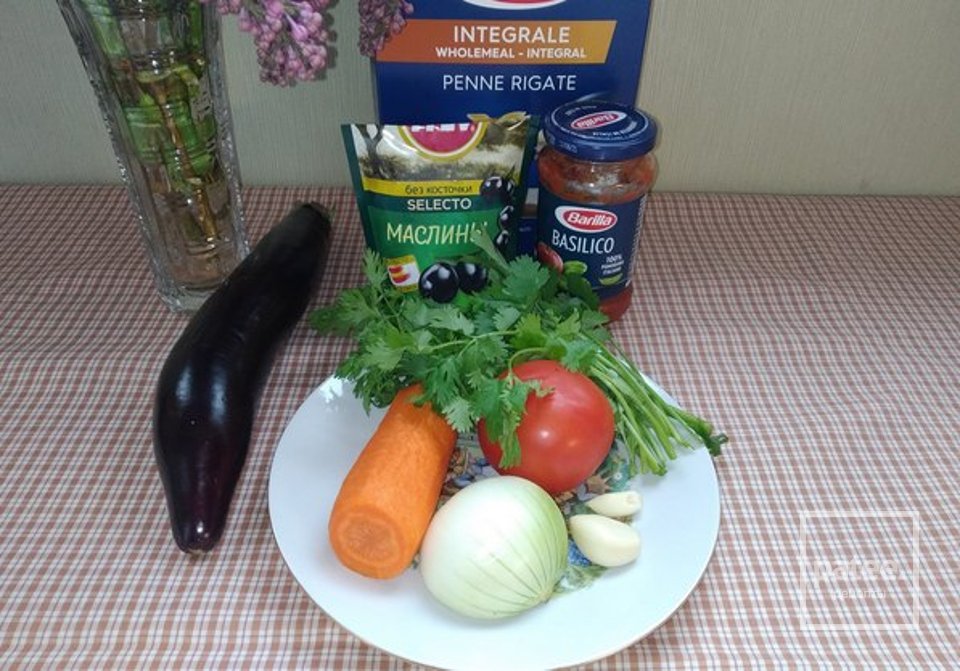 Цельнозерновая паста PENNE RIGATE INTEGRALE с баклажаном, маслинами и кинзой - Шаг 1