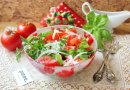 Салат с помидорами, белым луком и базиликом