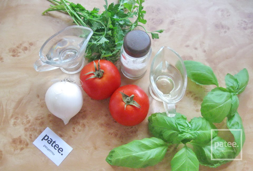 Салат с помидорами, белым луком и базиликом - Шаг 1