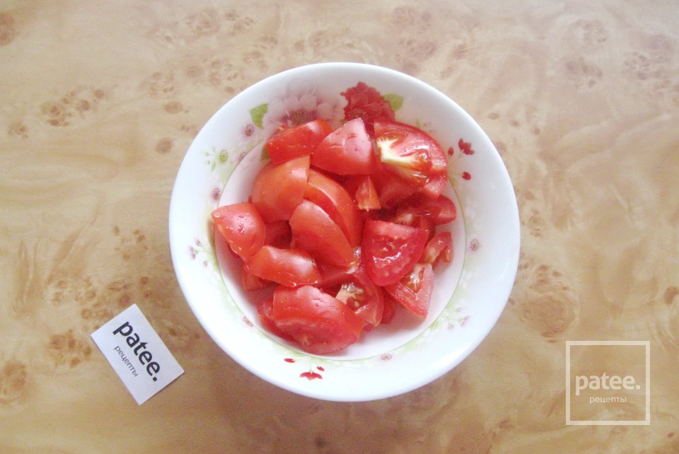 Салат с помидорами, белым луком и базиликом - Шаг 2