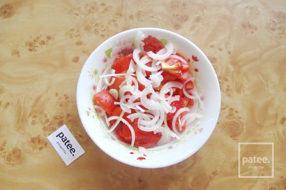 Салат с помидорами, белым луком и базиликом - Шаг 3