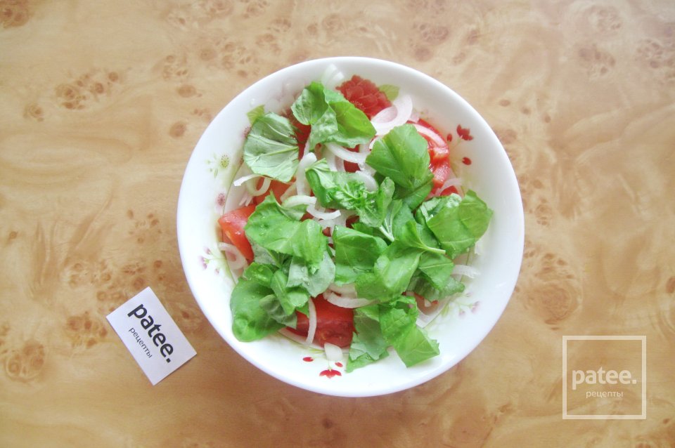 Салат с помидорами, белым луком и базиликом - Шаг 4