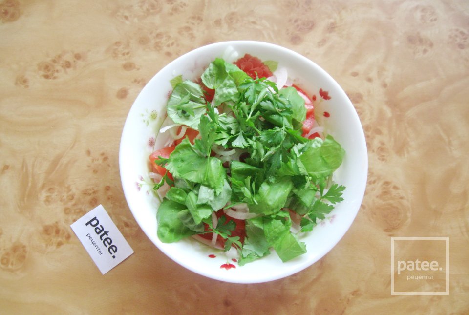 Салат с помидорами, белым луком и базиликом - Шаг 5