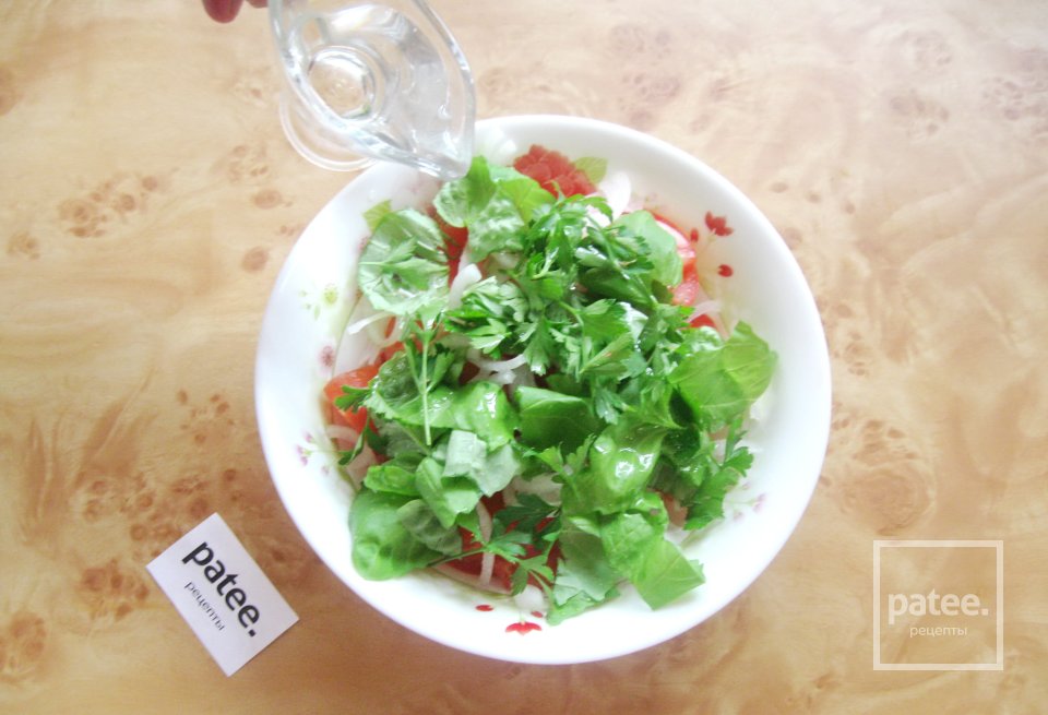 Салат с помидорами, белым луком и базиликом - Шаг 7