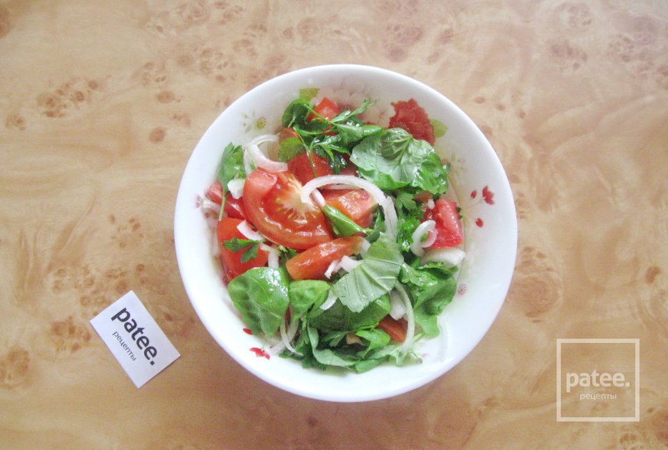 Салат с помидорами, белым луком и базиликом - Шаг 8