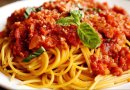 Спагетти с томатным соусом и фаршем