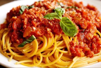 Спагетти с томатным соусом и фаршем