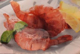 Аппетитные королевские креветки в беконе