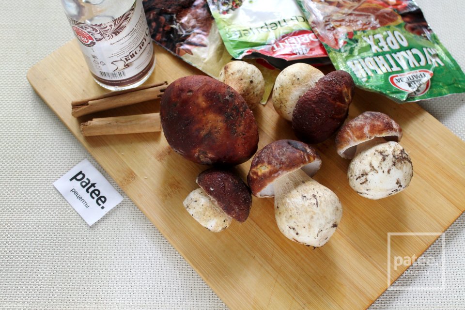 Маринованные белые грибы с корицей и кардамоном - Шаг 1