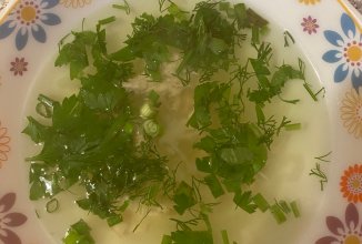 Куриный бульон с луком и зеленью