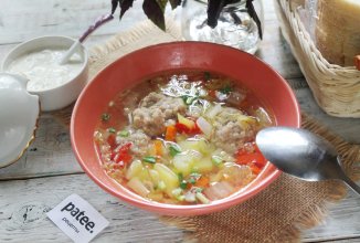 Щи с пекинской капустой и мясными фрикадельками