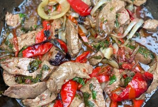 Печень говяжья с овощами в казанке