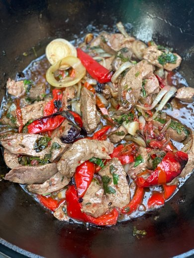 Печень говяжья с овощами в казанке