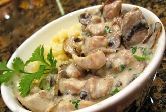 Грудка, шампиньоны и сметана