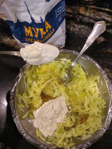 Кабачковый "блин" в духовке с овощами - Шаг 6