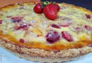 Заливной клубничный пирог с йогуртовой заливкой