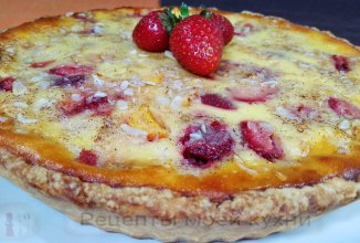 Заливной клубничный пирог с йогуртовой заливкой