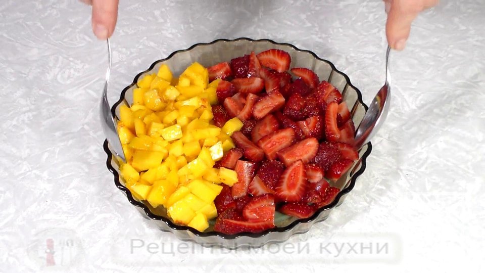 Заливной клубничный пирог с йогуртовой заливкой - Шаг 4