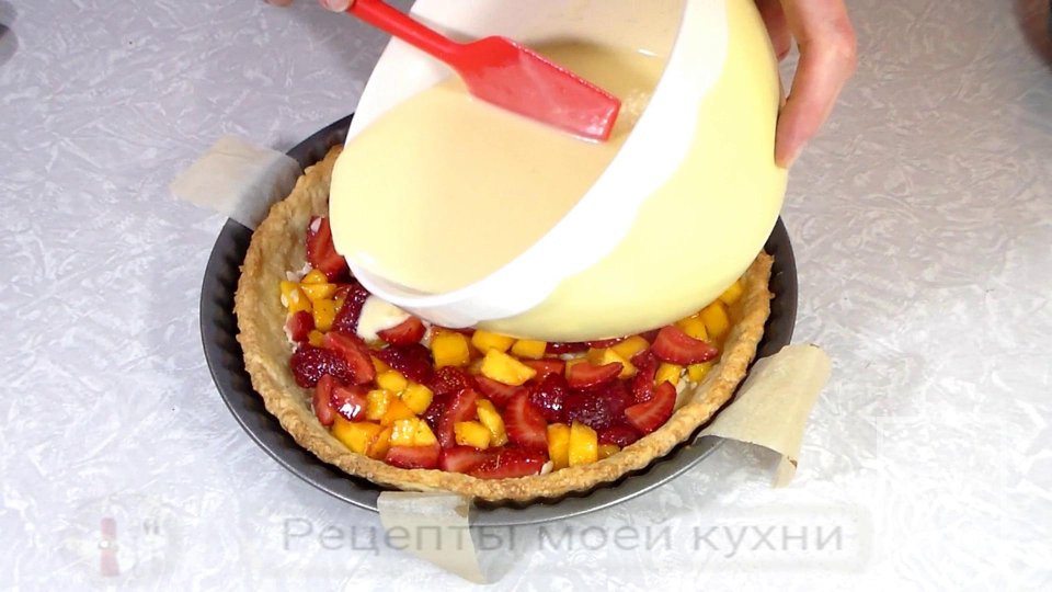 Заливной клубничный пирог с йогуртовой заливкой - Шаг 8