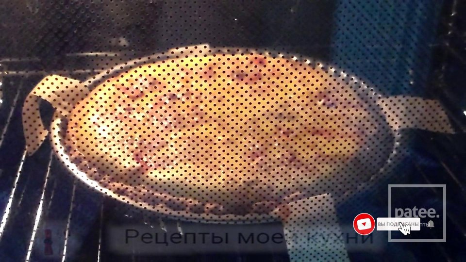 Заливной клубничный пирог с йогуртовой заливкой - Шаг 9