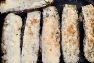 Баклажаны запечённые с соусом песто и сыром сулугуни