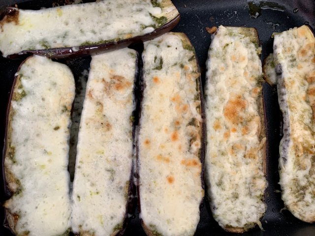 Баклажаны запечённые с соусом песто и сыром сулугуни