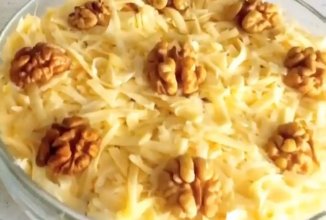 Салат с курицей и ананасами