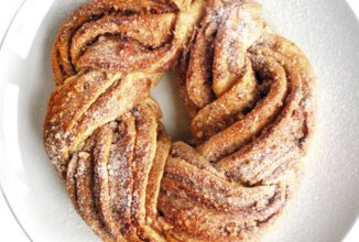 Плетенка с корицей и орехами