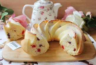 Нежный кекс с вяленой вишней и сушеной клюквой