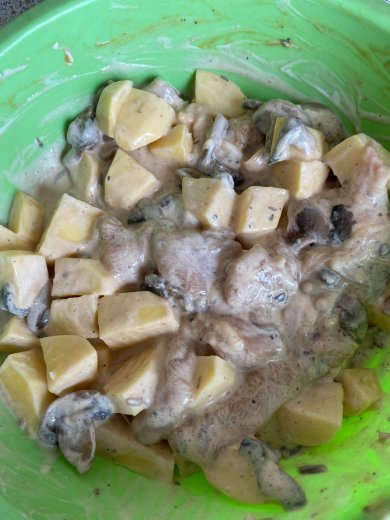 Курица с грибами, картошкой и сыром в духовке - Шаг 1