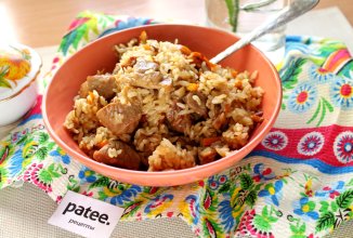 Пилав с белыми грибами и свининой на сковороде