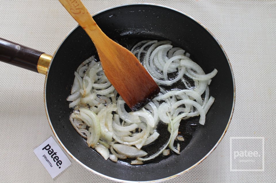 Пилав с белыми грибами и свининой на сковороде - Шаг 6